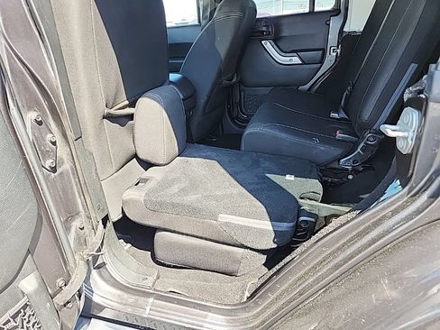 Used 2018 Jeep Wrangler Unlimited Sahara w/ Connectivity Group AWD/4WD image 23