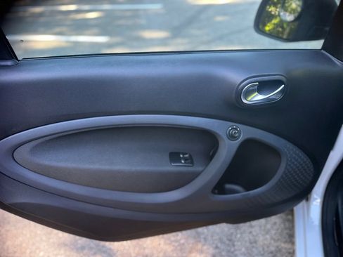 Used 2016 smart fortwo passion RWD image 13