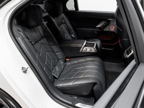 Used 2023 BMW 760i xDrive image 23