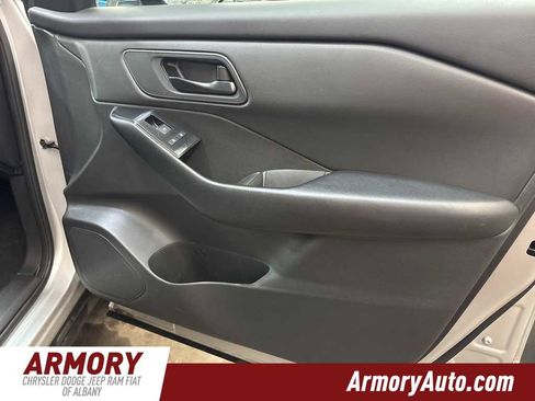 Used 2024 Nissan Rogue S image 33