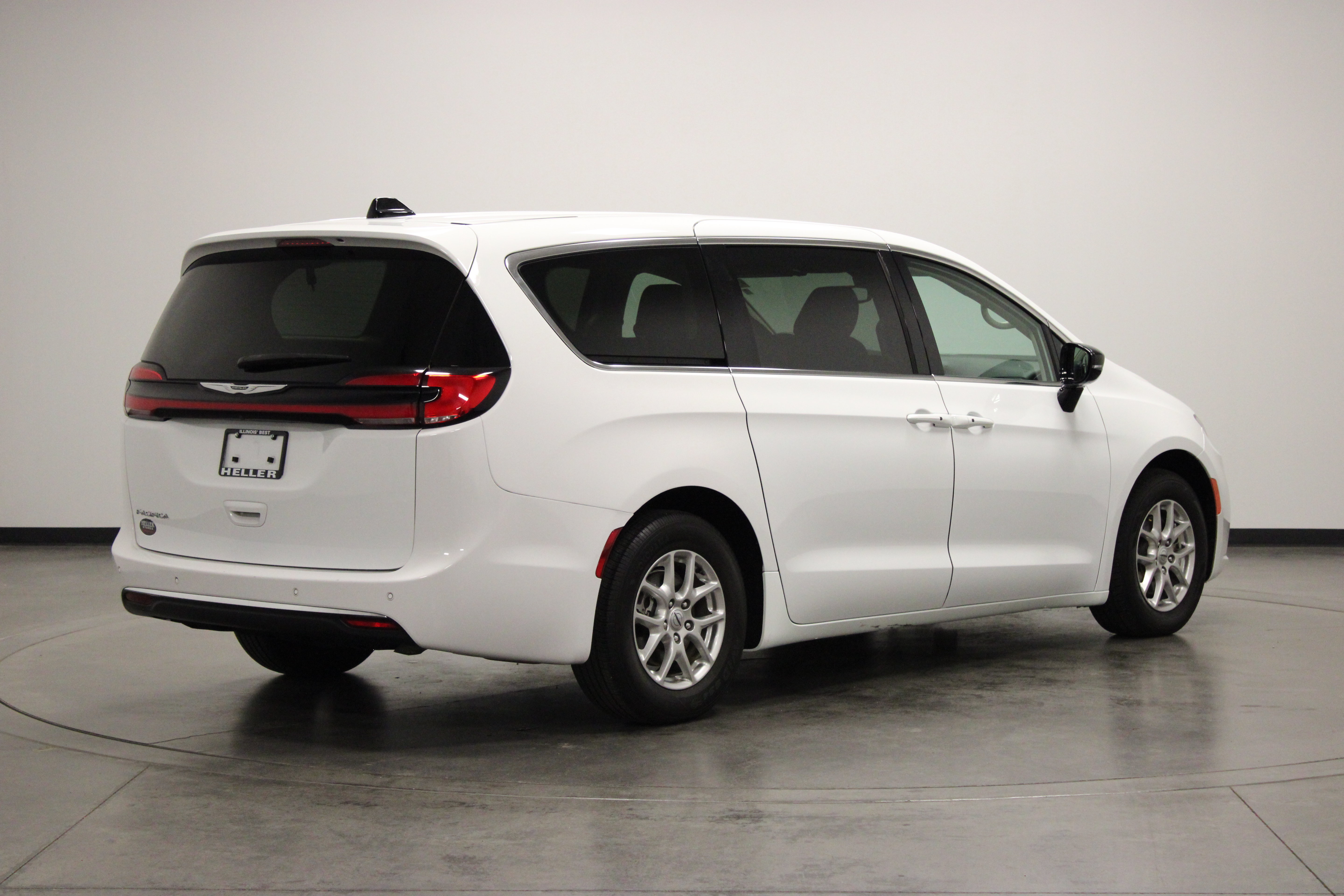Used 2024 Chrysler Pacifica Touring-L FWD image 8