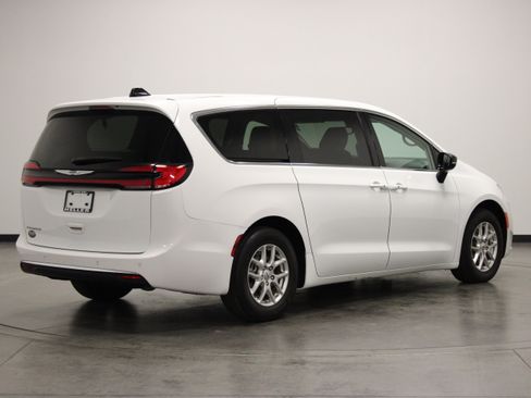 Used 2024 Chrysler Pacifica Touring-L FWD image 8