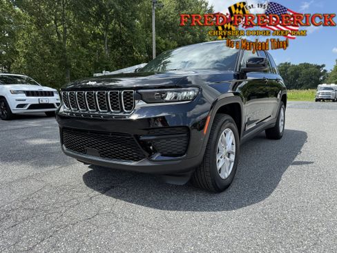 Used 2025 Jeep Grand Cherokee Laredo X AWD/4WD image 3