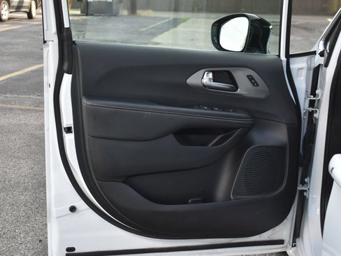 Used 2025 Chrysler Pacifica Select FWD image 12