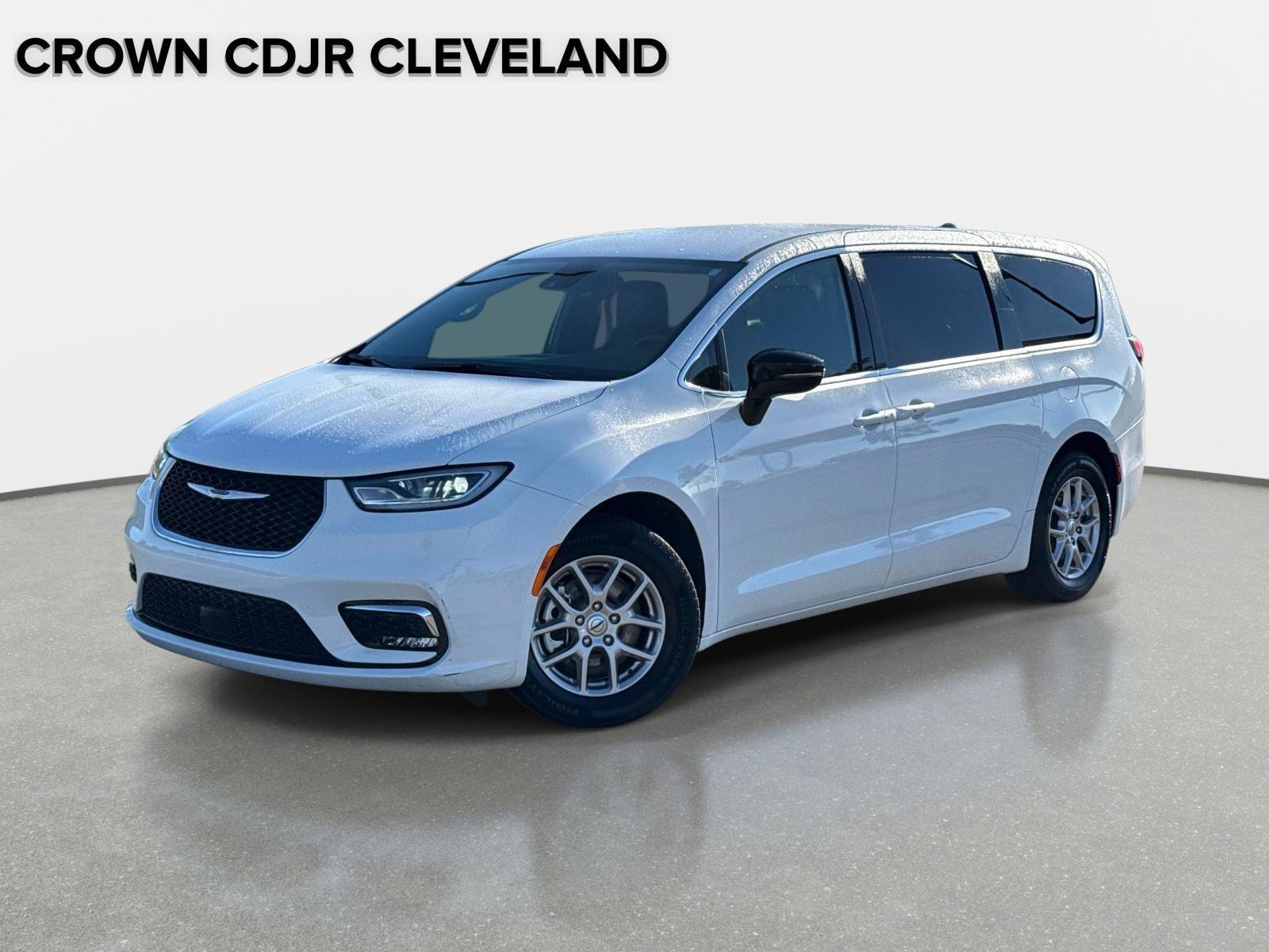 Used 2025 Chrysler Pacifica Select FWD image 1