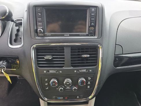 Used 2019 Dodge Grand Caravan SXT FWD image 17