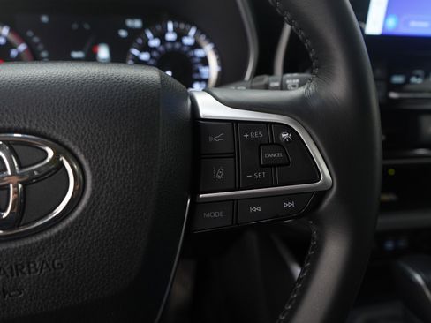 Used 2024 Toyota Highlander XLE image 27