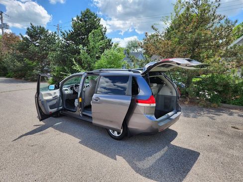 Used 2014 Toyota Sienna LE FWD image 13