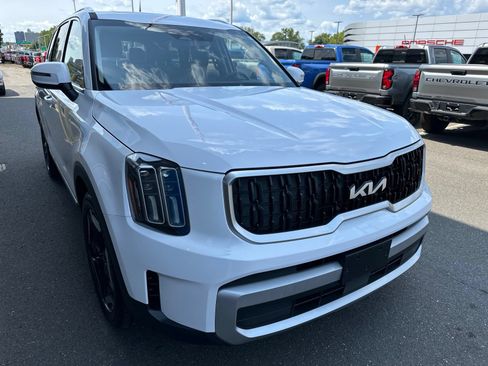 Used 2024 Kia Telluride EX w/ EX Captain's Chair Package AWD/4WD image 3