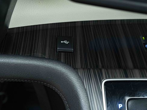 Used 2024 Toyota Sienna Platinum FWD image 36