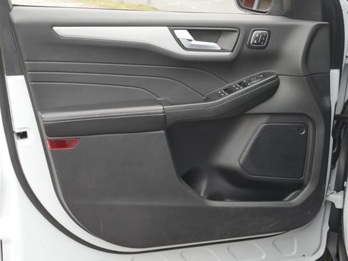 Certified 2025 Ford Escape Platinum image 32