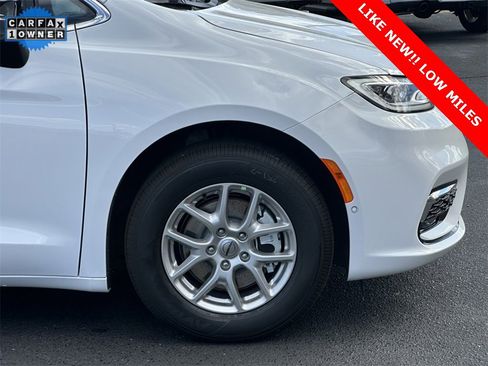 Used 2025 Chrysler Pacifica Select image 34