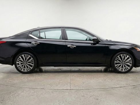 Used 2025 Nissan Altima 2.5 SV FWD image 11