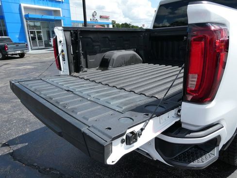 Certified 2022 GMC Sierra 1500 AT4 w/ Technology Package AWD/4WD image 18