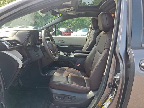 Used 2024 Toyota Sienna Platinum AWD/4WD image 13