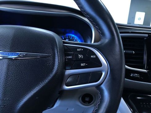 Used 2017 Chrysler Pacifica Touring-L FWD image 27