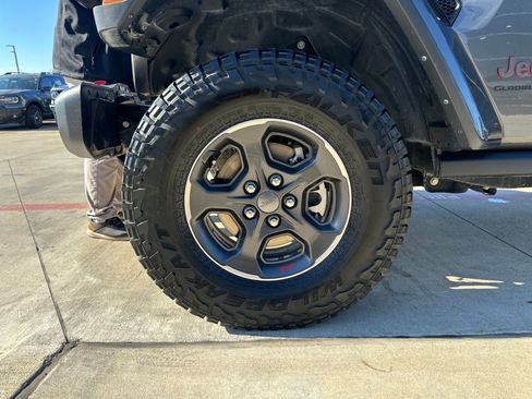 Used 2023 Jeep Gladiator Rubicon w/ Cold Weather Group image 30