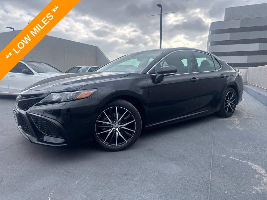 Used 2024 Toyota Camry SE w/ Convenience Package FWD image 1