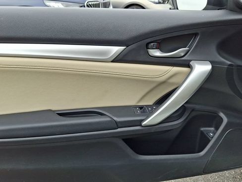 Used 2019 Honda Civic Touring image 12