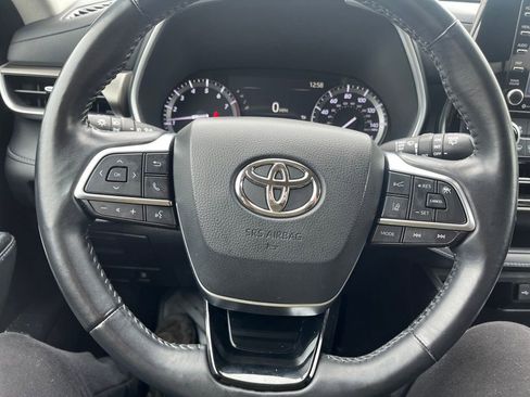 Used 2020 Toyota Highlander XLE AWD/4WD image 18
