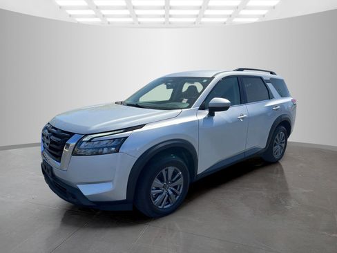 Used 2025 Nissan Pathfinder SV image 8