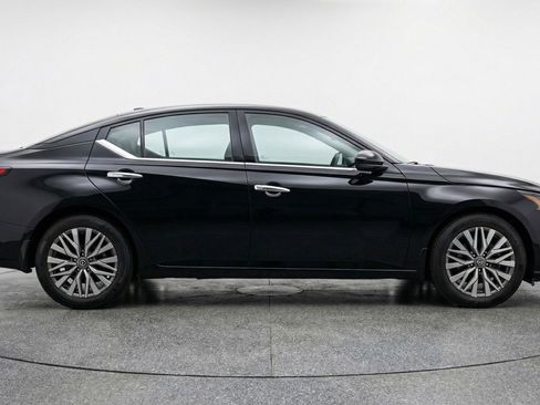 Used 2025 Nissan Altima 2.5 SV image 11