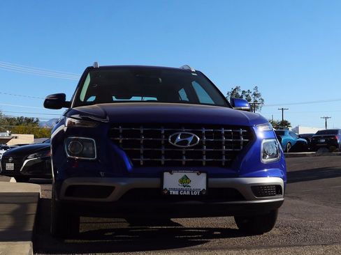 Used 2024 Hyundai Venue SEL image 18