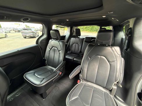 Used 2025 Chrysler Pacifica Limited FWD image 13