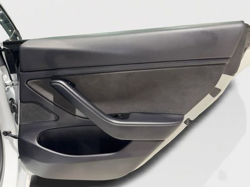 Used 2019 Tesla Model 3 Standard Range image 25