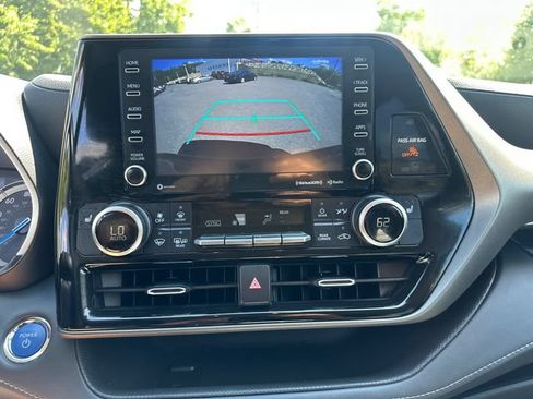 Used 2022 Toyota Highlander XLE AWD/4WD image 38