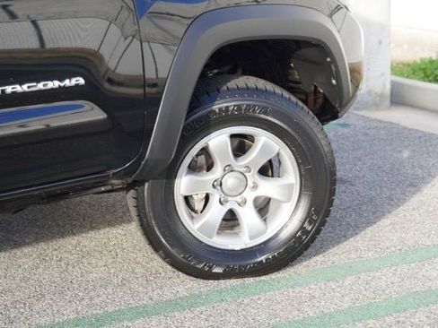 Used 2017 Toyota Tacoma TRD Off-Road image 8