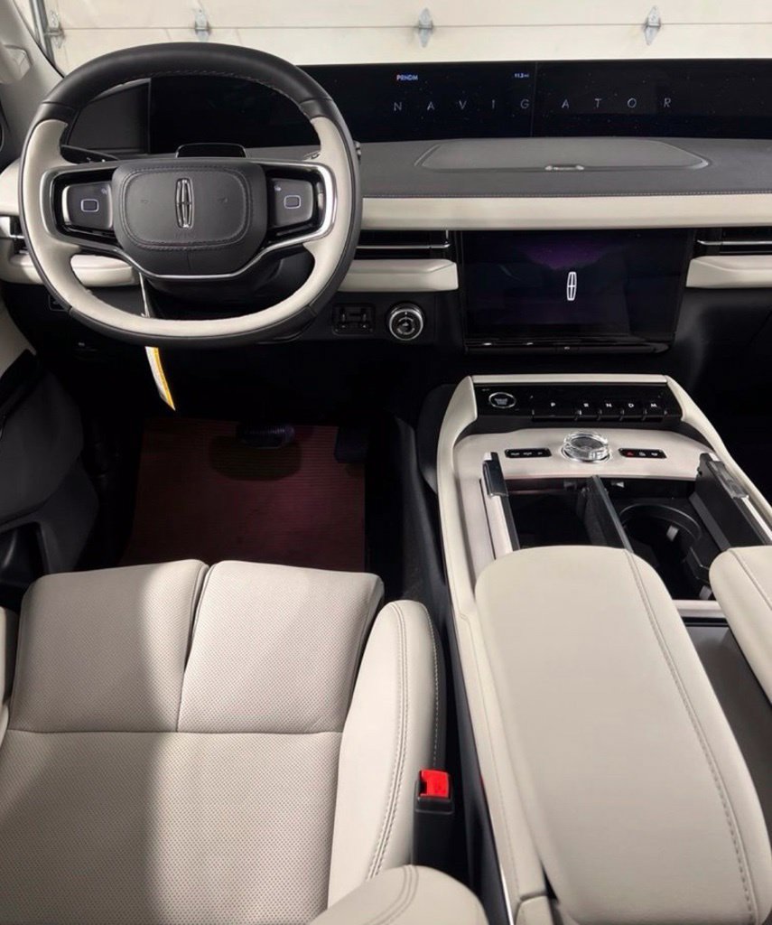 New 2026 Lincoln Navigator Premiere AWD/4WD image 8