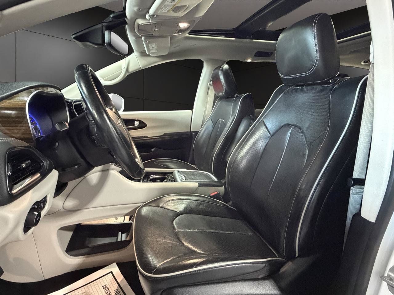 Used 2022 Chrysler Pacifica Limited FWD image 9