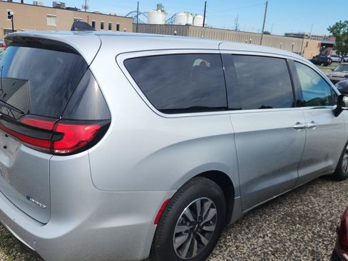 Used 2023 Chrysler Pacifica Touring-L FWD image 4