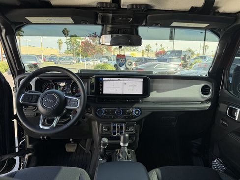 Used 2025 Jeep Wrangler Unlimited Sahara AWD/4WD image 30