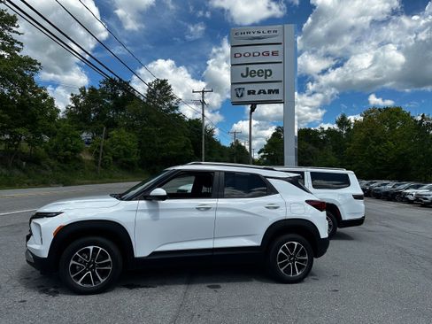 Used 2025 Chevrolet TrailBlazer LT AWD/4WD image 34
