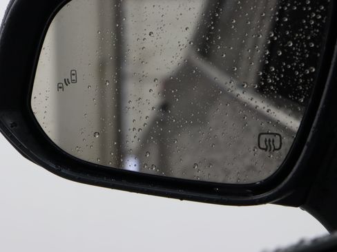 Used 2021 Toyota Highlander XLE FWD image 23