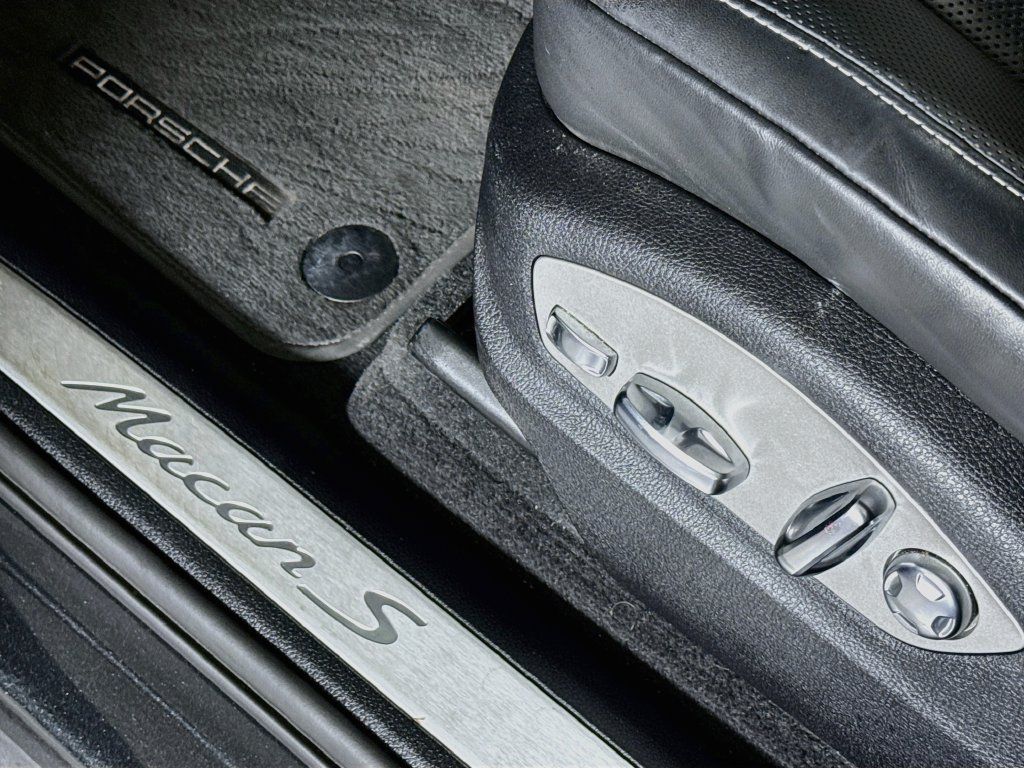 Certified 2023 Porsche Macan S AWD/4WD image 23