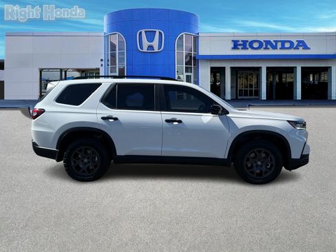 Used 2025 Honda Pilot TrailSport image 10