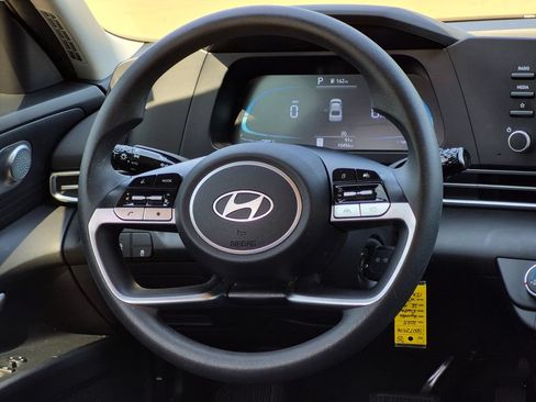 Used 2025 Hyundai Elantra SE FWD image 11