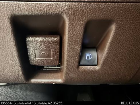 Used 2020 Toyota Highlander XLE FWD image 21