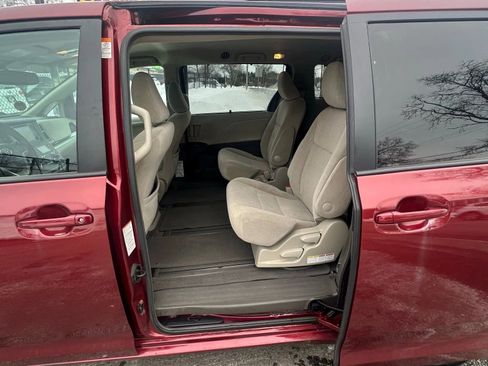 Used 2016 Toyota Sienna LE image 19