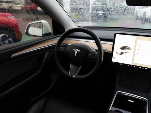 Used 2023 Tesla Model Y Long Range image 9