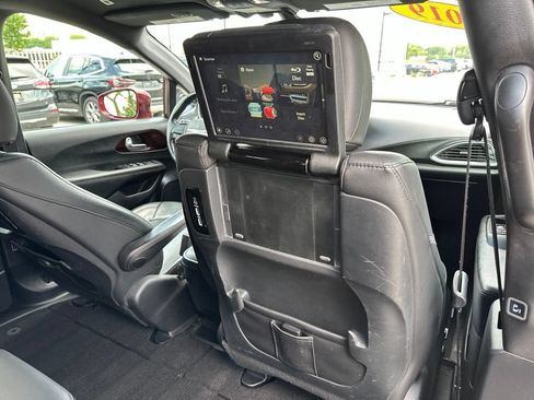 Used 2019 Chrysler Pacifica Touring-L FWD image 18