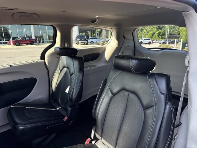 Used 2023 Chrysler Pacifica Touring-L FWD image 24