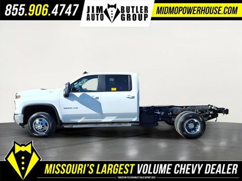 Used 2025 Chevrolet Silverado 3500 LT w/ Convenience Package AWD/4WD image 2