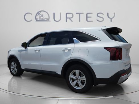 Used 2024 Kia Sorento LX FWD image 3
