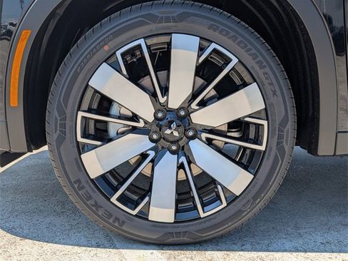 New 2025 Mitsubishi Outlander SE image 9