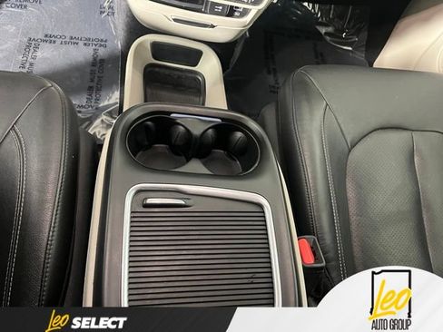 Used 2022 Chrysler Pacifica Touring-L FWD image 23