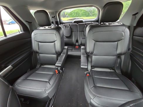 Used 2023 Ford Explorer Limited w/ Limited Technology Package RWD image 22